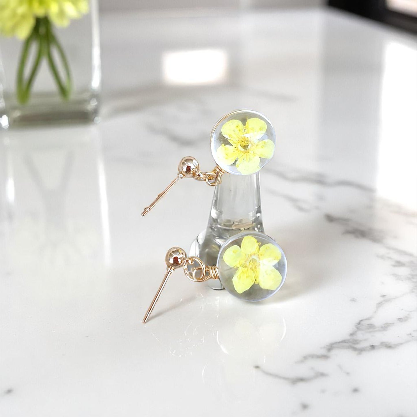 Handcrafted Pressed Flower Resin Earrings - Vibrant Floral Dangle Design, Unique gift, Spring and summer jewelry, Artisan floral earrings, Nature lover gifts, Eco-friendly earrings
