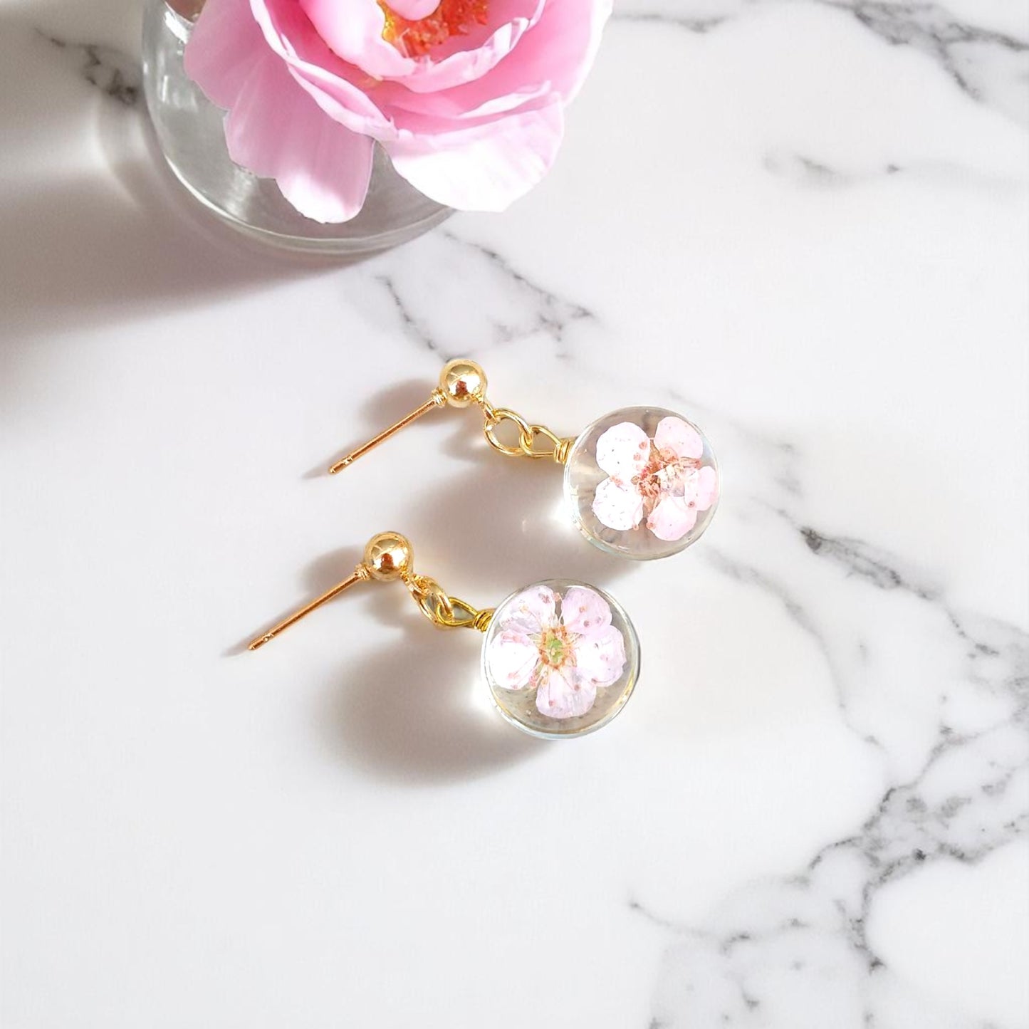 Handcrafted Pressed Flower Resin Earrings - Vibrant Floral Dangle Design, Unique gift, Spring and summer jewelry, Artisan floral earrings, Nature lover gifts, Eco-friendly earrings