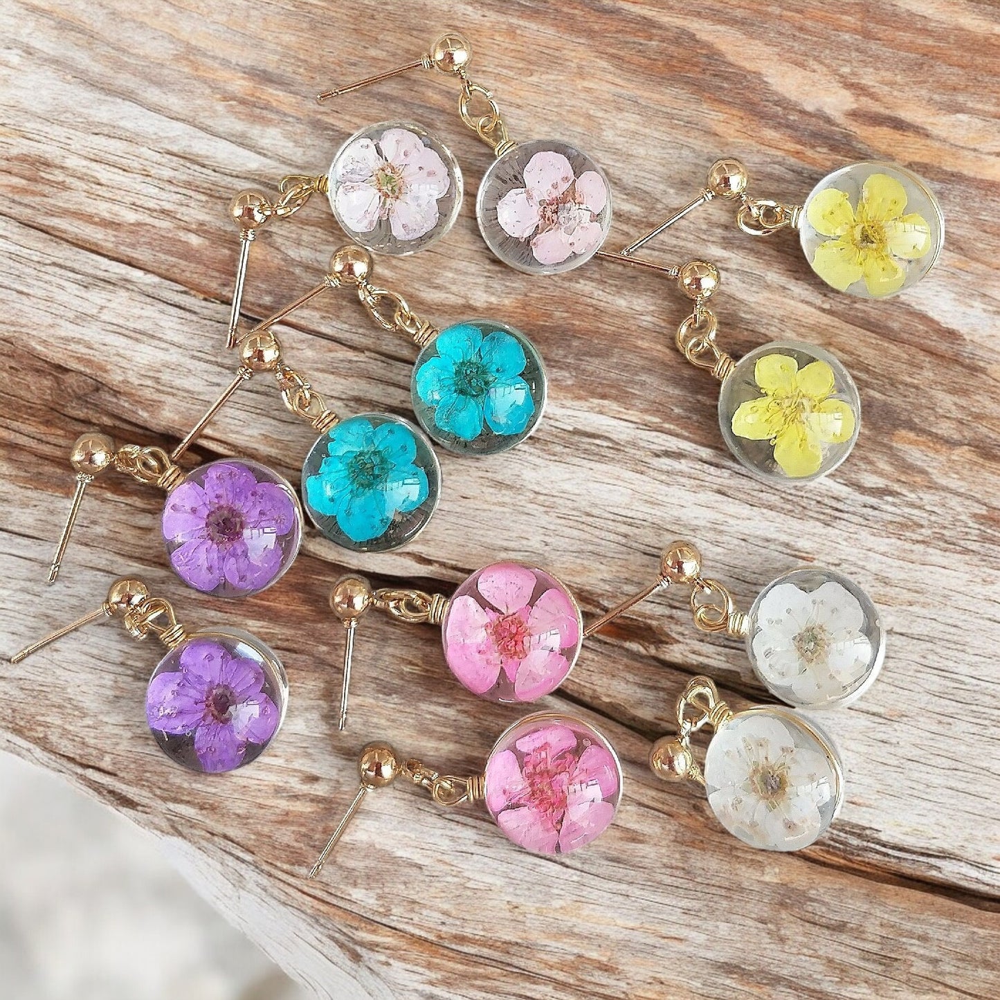 Handcrafted Pressed Flower Resin Earrings - Vibrant Floral Dangle Design, Unique gift, Spring and summer jewelry, Artisan floral earrings, Nature lover gifts, Eco-friendly earrings