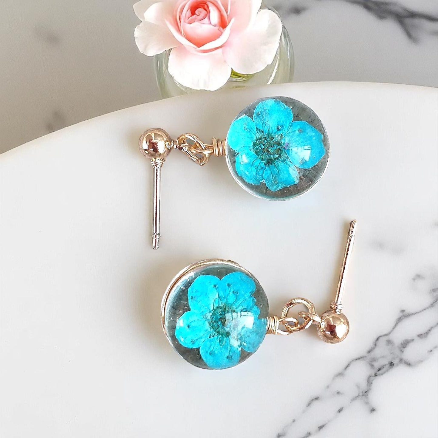 Handcrafted Pressed Flower Resin Earrings - Vibrant Floral Dangle Design, Unique gift, Spring and summer jewelry, Artisan floral earrings, Nature lover gifts, Eco-friendly earrings