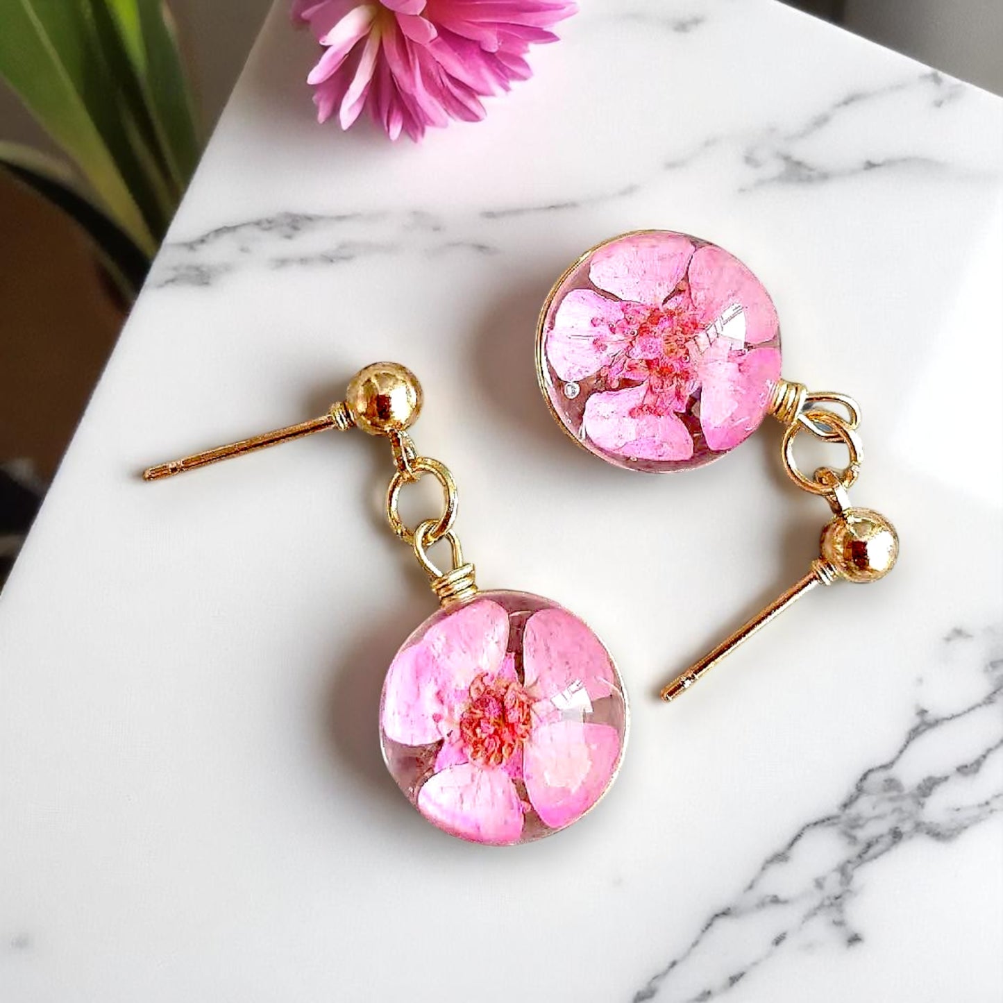 Handcrafted Pressed Flower Resin Earrings - Vibrant Floral Dangle Design, Unique gift, Spring and summer jewelry, Artisan floral earrings, Nature lover gifts, Eco-friendly earrings