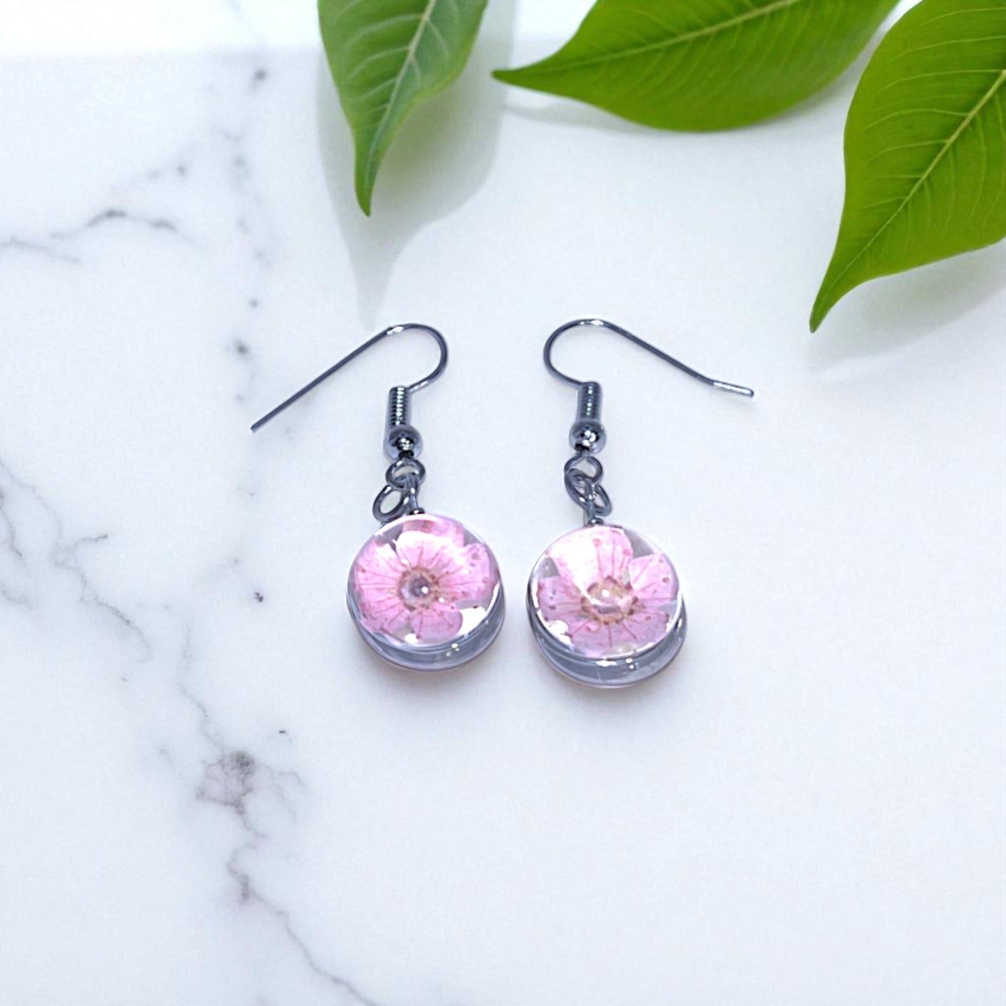 Handcrafted Pressed Flower Resin Earrings – Botanical Round Dangle Design, Artisan Floral Jewelry, Eco-Friendly Nature Gift, Spring & Summer Earrings, Colorful Flower Variations
