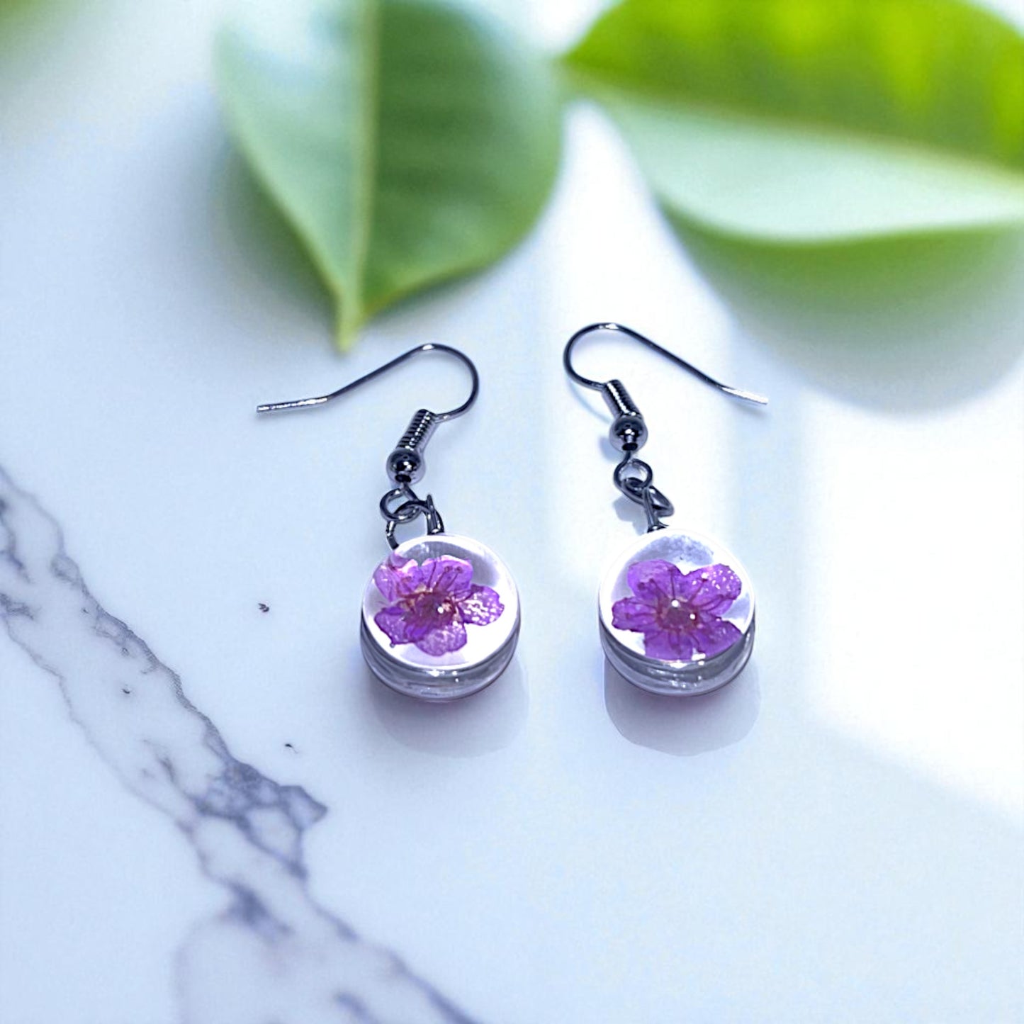 Handcrafted Pressed Flower Resin Earrings – Botanical Round Dangle Design, Artisan Floral Jewelry, Eco-Friendly Nature Gift, Spring & Summer Earrings, Colorful Flower Variations