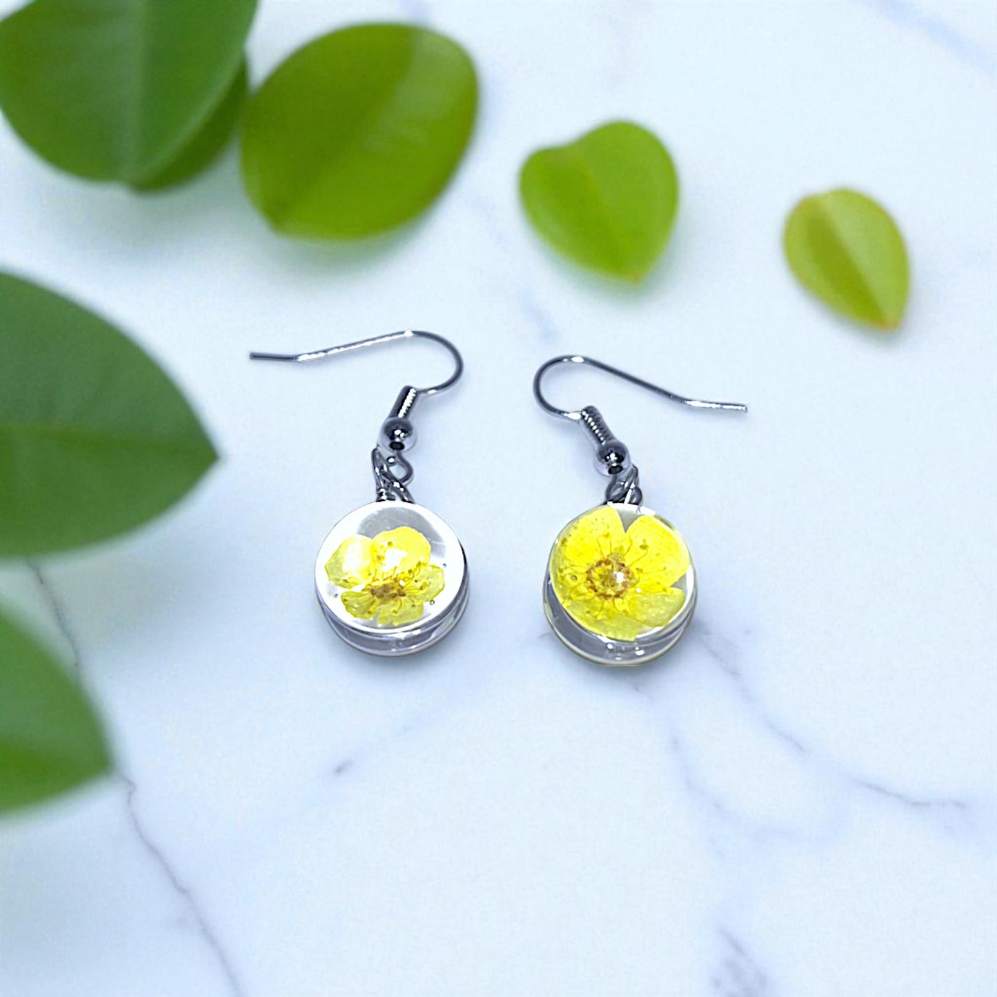 Handcrafted Pressed Flower Resin Earrings – Botanical Round Dangle Design, Artisan Floral Jewelry, Eco-Friendly Nature Gift, Spring & Summer Earrings, Colorful Flower Variations