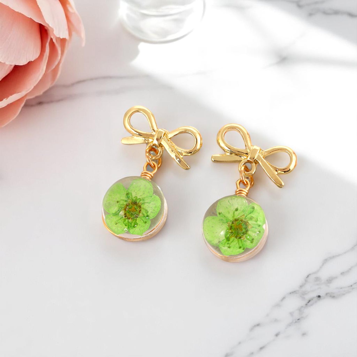 Elegant Floral Resin Earrings with Gold Bow Charm, Elegant Women’s Jewelry, Romantic Gift Ideas, Unique Handmade Earrings,Hand-made earrings, Teardrop Earrings, Nature-Inspired Earrings, Handmade Floral Accessories