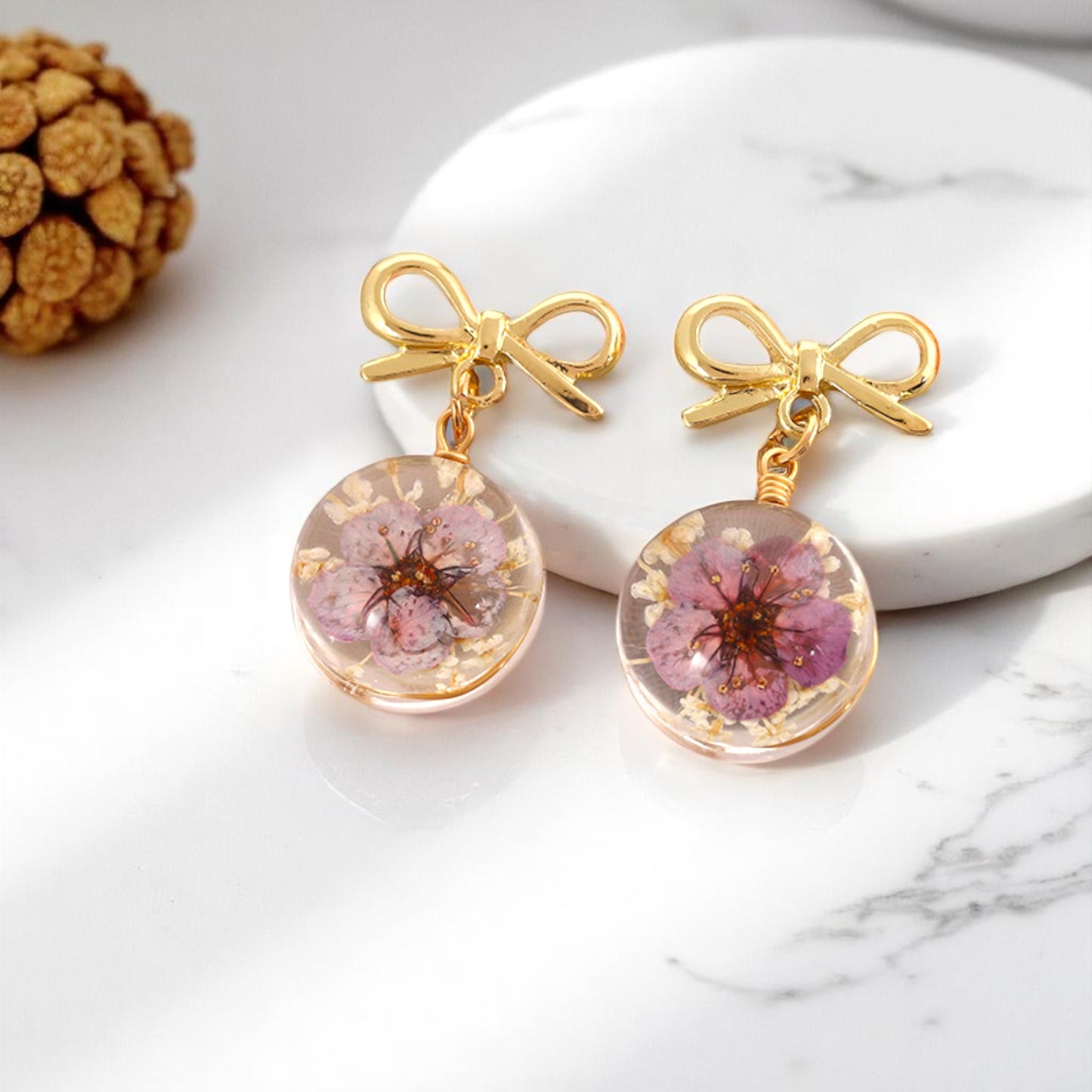 Elegant Floral Resin Earrings with Gold Bow Charm, Elegant Women’s Jewelry, Romantic Gift Ideas, Unique Handmade Earrings,Hand-made earrings, Teardrop Earrings, Nature-Inspired Earrings, Handmade Floral Accessories