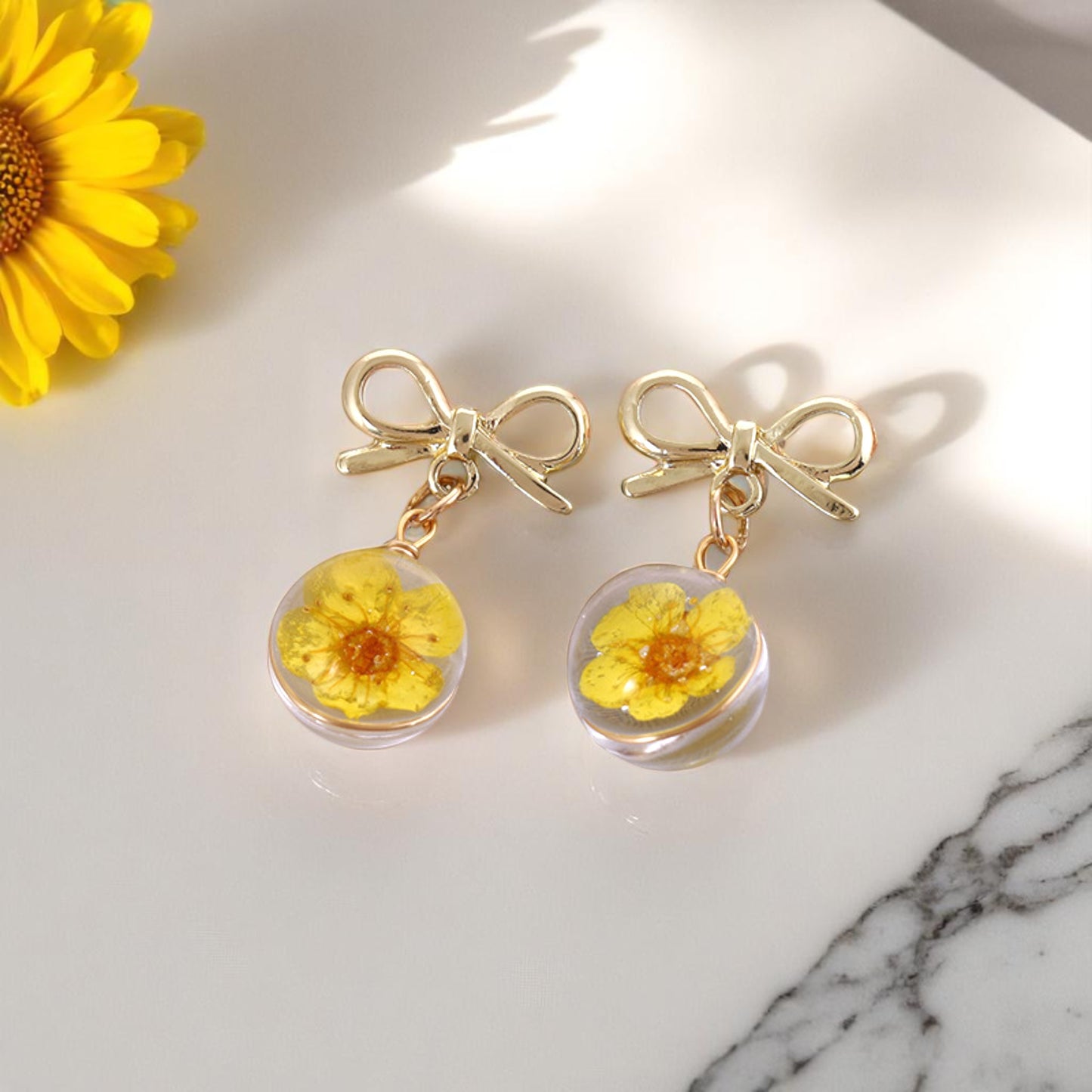 Elegant Floral Resin Earrings with Gold Bow Charm, Elegant Women’s Jewelry, Romantic Gift Ideas, Unique Handmade Earrings,Hand-made earrings, Teardrop Earrings, Nature-Inspired Earrings, Handmade Floral Accessories