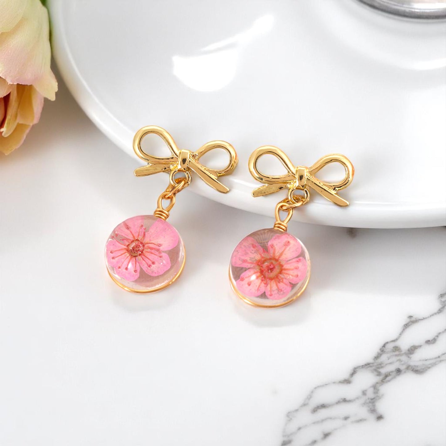 Elegant Floral Resin Earrings with Gold Bow Charm, Elegant Women’s Jewelry, Romantic Gift Ideas, Unique Handmade Earrings,Hand-made earrings, Teardrop Earrings, Nature-Inspired Earrings, Handmade Floral Accessories