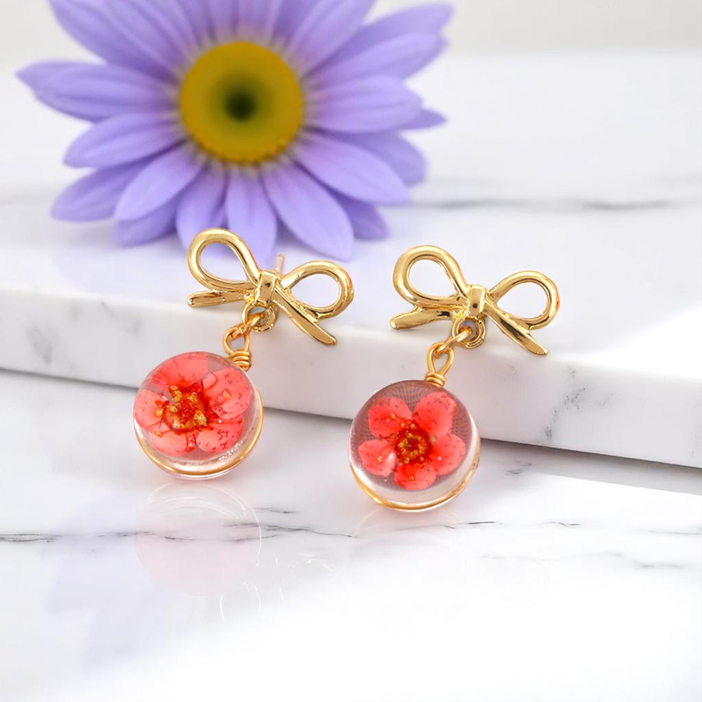 Elegant Floral Resin Earrings with Gold Bow Charm, Elegant Women’s Jewelry, Romantic Gift Ideas, Unique Handmade Earrings,Hand-made earrings, Teardrop Earrings, Nature-Inspired Earrings, Handmade Floral Accessories