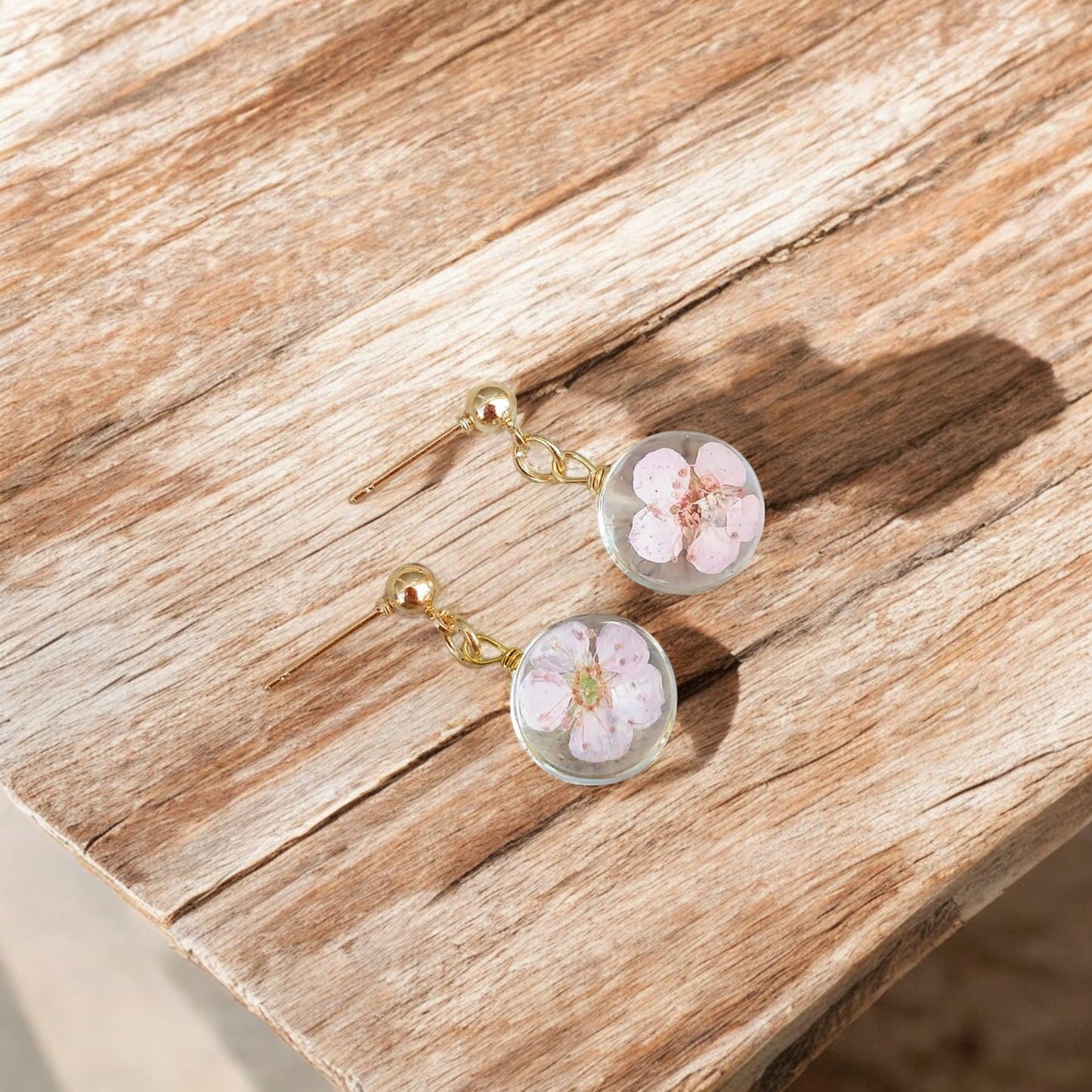 Handcrafted Pressed Flower Resin Earrings - Vibrant Floral Dangle Design, Unique gift, Spring and summer jewelry, Artisan floral earrings, Nature lover gifts, Eco-friendly earrings