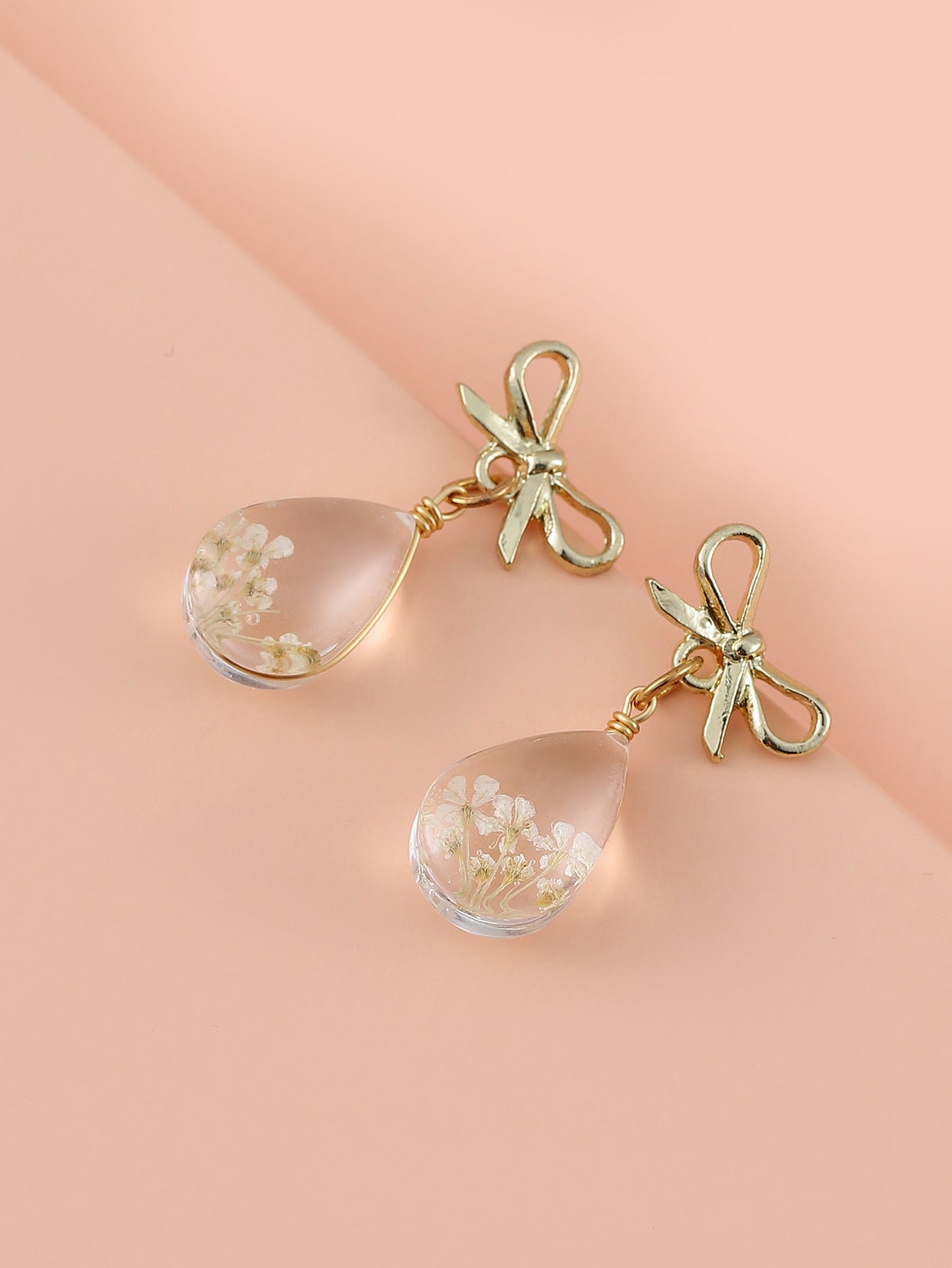 Elegant Bow-Knot Drop Earrings with Dried Flower Accents, Dried flower resin jewelry, Unique floral gift jewelry, Handmade nature-inspired earrings, Teardrop floral earrings